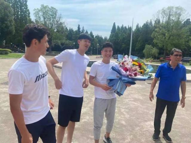 世界杯高清直播-徐根宝寄语武磊：12强赛要自信 出线了一起过生日