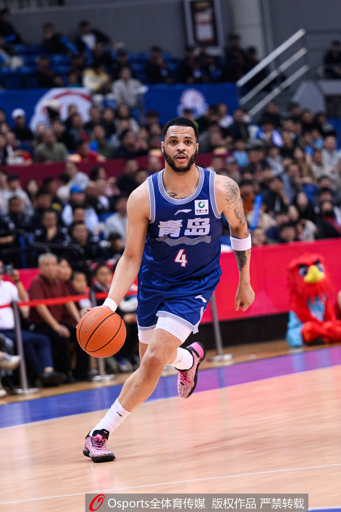 青岛最后时刻落后3分 韦瑟斯庞没第一时间对面前的胡明轩进行犯规